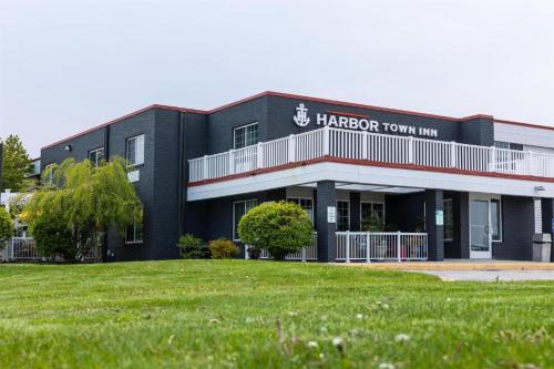 a black building with a lawn in front of it at Harbor Town Inn, BW Signature Collection in Manitowoc