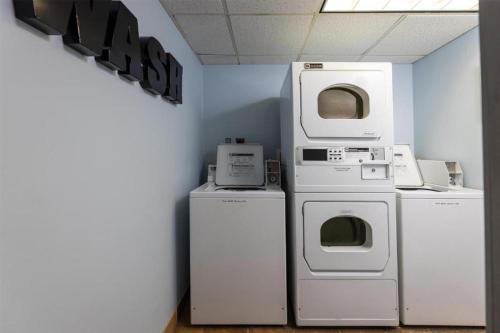 a laundry room with two washers and two machines at Harbor Town Inn, BW Signature Collection in Manitowoc