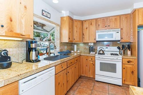 Gallery image of Dog Friendly Home in Central Truckee, Walk to Shops and Restaurants, Close to Skiing! in Meadow Lake Park