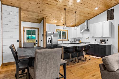 Dapur atau dapur kecil di Wunder Bear Cabin