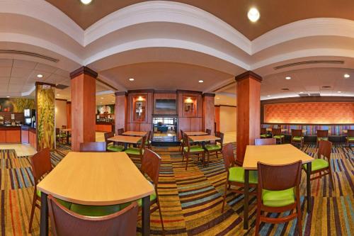 a restaurant with tables and chairs in a room at Fairfield Inn & Suites Santa Maria in Santa Maria