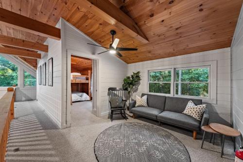 Un lugar para sentarse en Once Upon an Oak Ledge