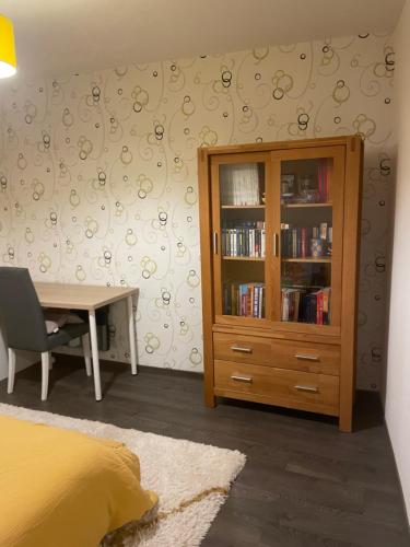Biblioteca de l'habitació en casa particular
