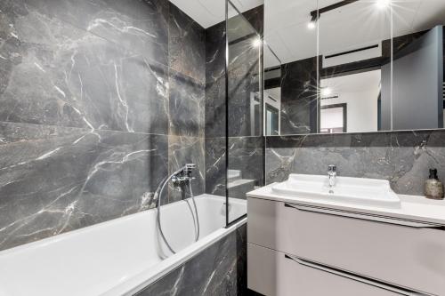 Ένα μπάνιο στο LAM Metropolis - Free Parking - Balcony