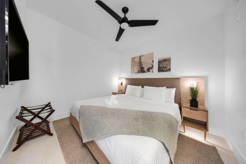 una camera da letto con un letto e un ventilatore a soffitto di Upscale 1-BD Condo in DTW Miami - City Views a Miami