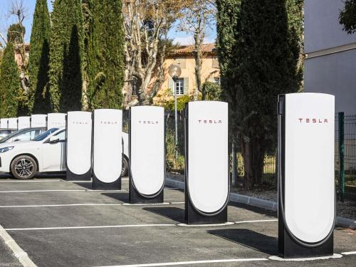 a row of white solar panels in a parking lot at Mercure Aix en Provence Beaumanoir in Aix-en-Provence