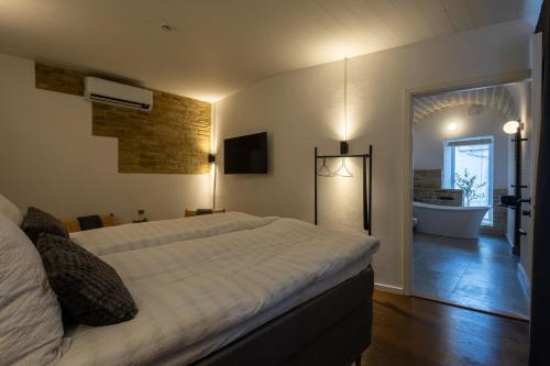 Кровать или кровати в номере Amber Hotel Italy