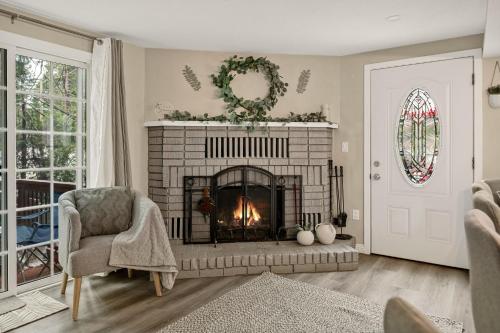 Running SpringsにあるNature's Oasis Mountain Retreat cabinの暖炉があり、その上に花輪が飾られているリビングルーム