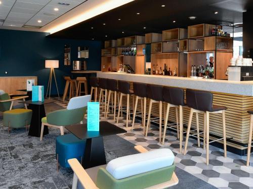 Ο χώρος του lounge ή του μπαρ στο Novotel Caen Côte de Nacre