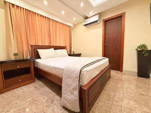 a bedroom with a large bed and a window at Suite de Lujo con Piscina en la Zona Más Exclusiva de Machala in Machala