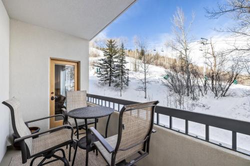 Το Luxe 2BR Beaver Creek Retreat - Balcony Views & Ski-In & Ski-Out Access τον χειμώνα