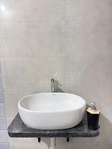 Ένα μπάνιο στο Aura Prime Stays