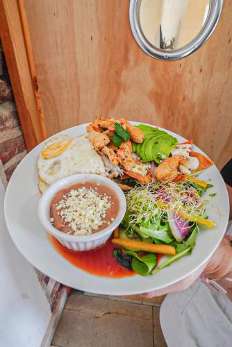 um prato de comida com frutos do mar e legumes em Hotel Casa Coronel em La Paz