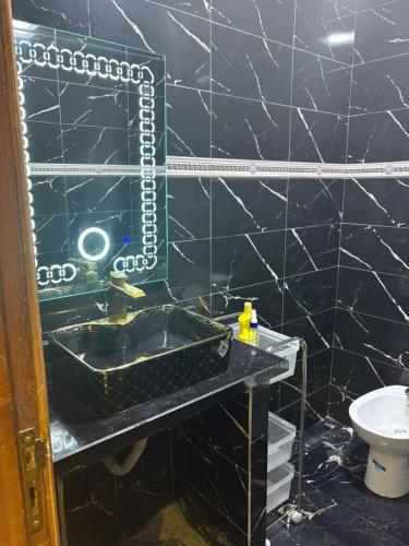 Bilik mandi di Tangier Cozy Stay