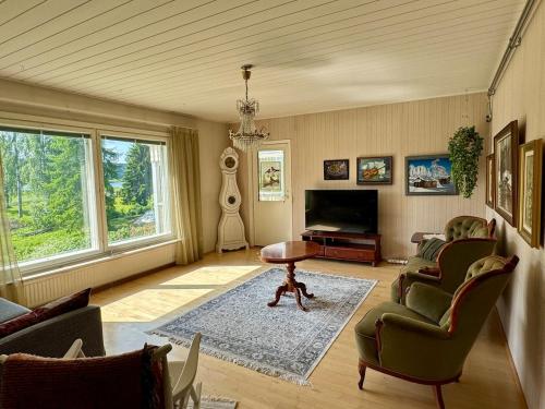 TV a/nebo společenská místnost v ubytování Villa Tuomaa - Authentic Riverside Residence