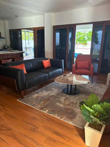 Χώρος καθιστικού στο Mard Beach House Siquijor