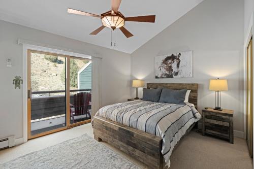 ein Schlafzimmer mit einem Bett und einem Deckenventilator in der Unterkunft Pine Acres 122 - Halfway to Heaven in Hermosa