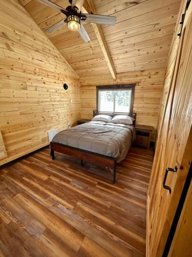 a bedroom with a bed in a log cabin at Index Peak Cabin in Silver Gate