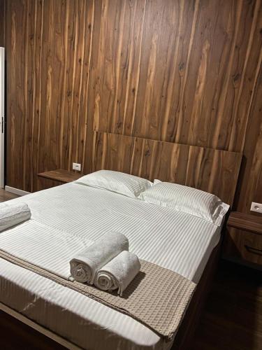 Un pat sau paturi într-o cameră la Stefanias appartment