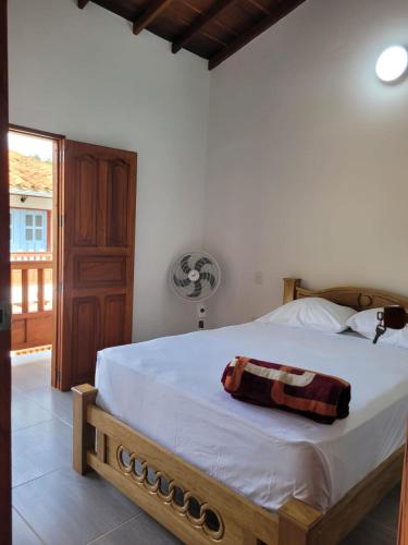 a bedroom with a large bed with a wooden frame at Hospedaje Casa San Diego in Estación El Salto