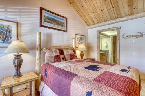 Un dormitorio con una cama y una mesa con una lámpara. en Sierra Megeve 29, en Mammoth Lakes