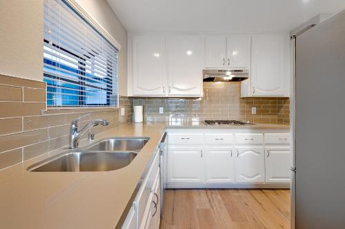 Η κουζίνα ή μικρή κουζίνα στο Perfect Newport Beach Location With Balcony Spa II