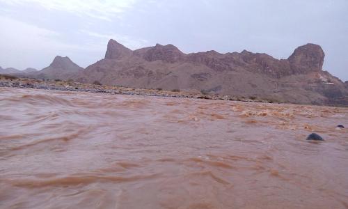 a body of water with mountains in the background at Al Hamra Guest House in Al Ḩamrāʼ