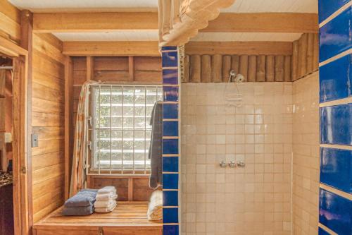 Ein Badezimmer in der Unterkunft Blue Tang Beach House at Ocean’s Edge -Gold Standard Certified