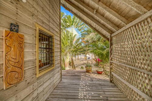 Galeriebild der Unterkunft Blue Tang Beach House at Ocean’s Edge -Gold Standard Certified in Maya Beach