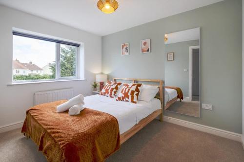 a bedroom with a large bed and a window at Ruskin Apartment near Bath - Free Parking - 1 Bedroom - Sleeps 3 in Midsomer Norton