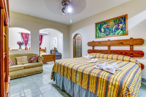 Postel nebo postele na pokoji v ubytování Suite Junior at Midas Belize