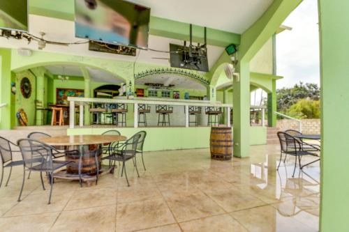 Restaurace v ubytování Suite Junior at Midas Belize