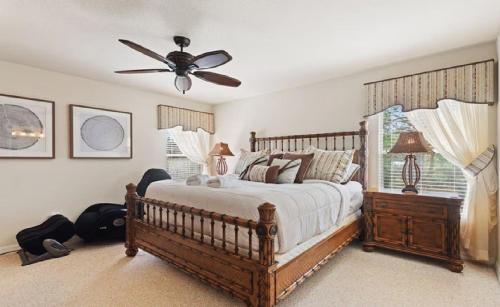 Un dormitorio con una cama y un ventilador de techo. en Luxurious 5BR Watersong Resort Villa | Private South-Facing Pool and Spa, en Loughman