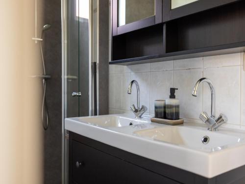 baño con lavabo con 2 grifos en Holiday Home in Netherlands near Scenic Parks, en Andijk