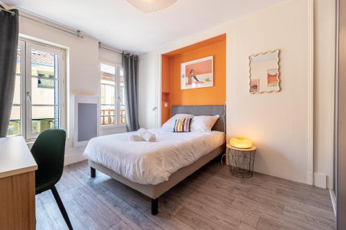 a bedroom with a bed with an orange headboard at Le Pop-up, Spacieux-Hyper centre-Lumineux in Limoges