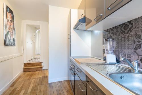 a kitchen with a sink and a counter top at Le Pop-up, Spacieux-Hyper centre-Lumineux in Limoges