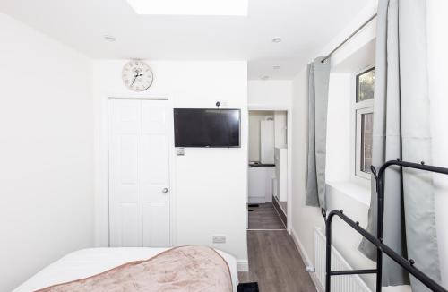 Televisyen dan/atau pusat hiburan di Jayjay Guest House