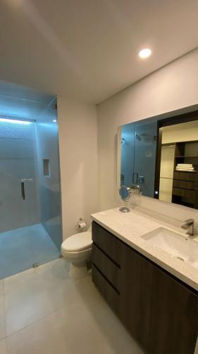 Ένα μπάνιο στο Elegant Studio -Near Parque Poblado & Provenza