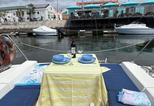 Vista de un río cerca de este barco