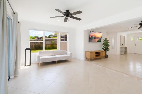 a living room with a couch and a ceiling fan at Florida Paradyse 10MIN DOWNTOWN Y 10 MIN BEACH in Fort Myers