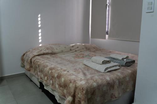a bed with towels on it in a room at México 1510 - Neuquén Centro in Neuquén