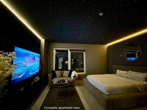 Una televisión o centro de entretenimiento en Gold Crest Hotel Serviced Apartments-City View DHA Lahore