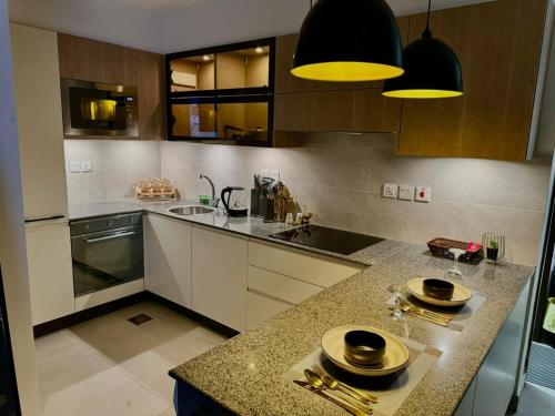Una cocina o zona de cocina en Gold Crest Hotel Serviced Apartments-City View DHA Lahore