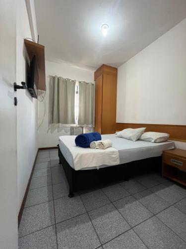 une chambre avec un lit et une télévision dans l'établissement Conforto e Comodidade Jardim de Alah, à Campos dos Goytacazes