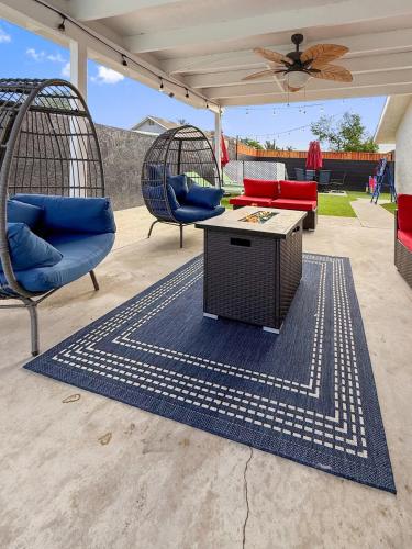 Uma área de estar em Heated Pool - Jacuzzi - Firepit - Game Room