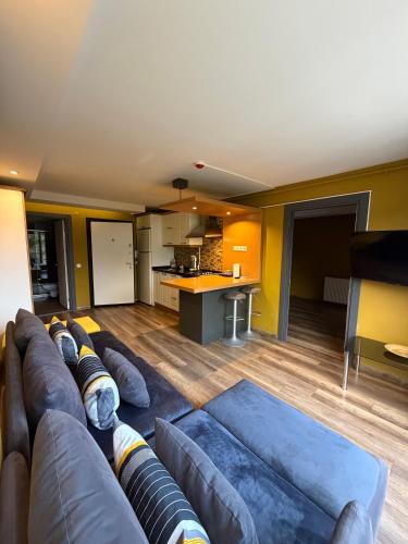 a living room with a couch and a kitchen at Deluxe Beach Residence in Samsun