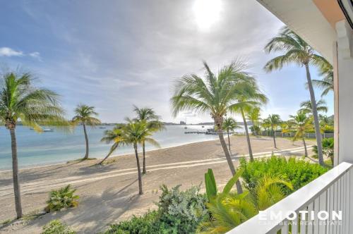 una vista de la playa desde el balcón de una casa en Casa Nino Charming 1-bd Apartment with Lagoon View, en Baie Nettle