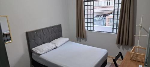 Postel nebo postele na pokoji v ubytování Quarto central em ótima localização