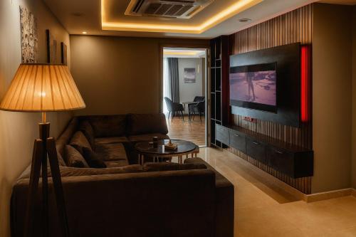 Una televisión o centro de entretenimiento en Gold Crest Hotel Serviced Apartments-City View DHA Lahore