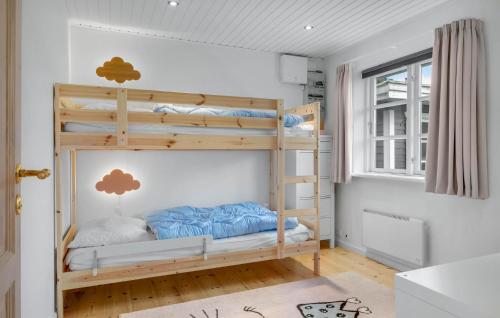 Ένα ή περισσότερα κρεβάτια σε δωμάτιο στο 2 Bedroom Awesome Home In Dronningmølle